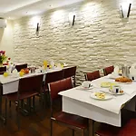 Ambassadeur Hotel 3*